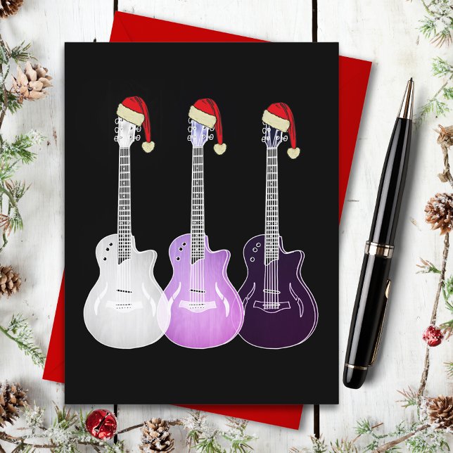Cartão Postal De Festividades Guitarras de Natal Vestindo Papai Noel Rosa (Christmas guitars wearing santa hats pop art on black budget holiday postcard for guitarist musician)