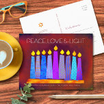 Cartão Postal De Festividades Hanukkah Boho Patterno Vela Vermelha Paz Luz de Am<br><div class="desc">"Paz, amor e luz." Uma ilustração lúdica, moderna e artística das velas de padrão de feto em uma menorah ajuda você a lançar no feriado de Chanucá. Velas azuis cortadas com padrões coloridos de folha de alumínio sobrepõem um rico fundo de textura laranja vermelho-tijolo. No verso, digite sua cópia pessoal...</div>