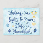 Cartão Postal De Festividades Hanukkah Light and Peace<br><div class="desc">Um cartão temático judeu Hanukkah com menorah, Estrela de David e Driedel. O texto diz Wishing You Light & Peace Happy Hanukkah. O fundo é uma lavagem de aquarela azul-clara. Personalize a parte de trás com sua própria mensagem e/ou logotipo da empresa. Estes cartões postais são uma forma econômica de...</div>