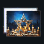 Cartão Postal De Festividades 🕎 Happy Hanukkah, nome personalizado e texto<br><div class="desc">Nesta encantadora cena de Chanucá, um fundo azul tranquilo estabelece a palco de uma celebração alegre. Uma brilhante Estrela ouro de David toma o palco central, simbolizando unidade e bençãos. As velas azuis, elegantemente dispostas, lançam um brilho quente, criando uma atmosfera de serenidade. O texto personalizável na frente da imagem...</div>