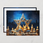 Cartão Postal De Festividades 🕎 Happy Hanukkah, nome personalizado e texto<br><div class="desc">Nesta encantadora cena de Chanucá, um fundo azul tranquilo estabelece a palco de uma celebração alegre. Uma brilhante Estrela ouro de David toma o palco central, simbolizando unidade e bençãos. As velas azuis, elegantemente dispostas, lançam um brilho quente, criando uma atmosfera de serenidade. O texto personalizável na frente da imagem...</div>