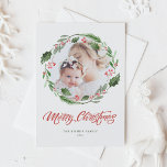 Cartão Postal De Festividades Holly Greenery Wreath Circle Foto Feliz Natal<br><div class="desc">Feliz Natal! Mande seus desejos de Natal e saudações para a família e amigos com este cartão postal de Natal personalizável. Apresenta uma camada aquosa de colas e verde com caligrafia moderna. Personalize este cartão postal de Natal fotográfico adicionando os seus detalhes. Este cartão postal de Natal com aquarela está...</div>