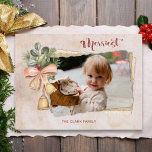 Cartão Postal De Festividades Imagem de Imagens e Flores/Papel Antiquado Torno d<br><div class="desc">Design de Natal único inspirado na vintage,  com imagens de texto da caligrafia "Merriest",  com imagens de inércia de flores,  arcos e sinos de inverno,  com recorte fotográfico em camadas de papel antigo com bordas rasgadas sobre fundo branco cor-de-água rosa.</div>