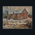 CARTÃO POSTAL DE FESTIVIDADES INGLATERRA VELHA REINO UNIDO<br><div class="desc">Um design artístico de uma construção velha bonita de Tudor com a casa vazia na parte dianteira e no stabling em um pátio na parte traseira,  em um muito frio,  em uma geada e em uma noite coberto de neve.</div>