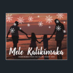 Cartão Postal De Festividades Mele Kalikimaka Hawaiian Beach Foto de Natal<br><div class="desc">Mande o festival de alegria com um cartão-postal de Natal bonito com a saudação escrita à mão havaiana "Mele Kalikimaka" e flocos de neve desenhados em giz sobre a sua foto de férias da família horizontal favorita. O backside tem a sua mensagem pessoal e o seu endereço de devolução para...</div>