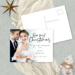 Cartão Postal De Festividades Minimalista Nosso Primeiro Natal Sr. Foto<br><div class="desc">Minimalista Nosso Primeiro Natal Como Sr. e Sra. Foto. Excelente de celebrar sua rua de Natal casada com seus desejos festivos. É fácil personalizar um roteiro lúdico para o Primeiro Natal e o resto do texto. Substitua a foto de exemplo pelo seu favorito. Uma camada de camada de gradiente está...</div>