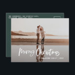 Cartão Postal De Festividades Mínimo moderno de 1 foto verde de Natal Holi<br><div class="desc">Feliz Natal - cartão de Natal moderno de 1 foto. Design de Natal preto,  verde e branco moderno. Script de texto com uma borda moderna. Mão pintada de bolinhas escondido. Altere a cor do backer para personalizar.</div>