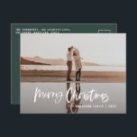 Cartão Postal De Festividades Mínimo moderno de 1 foto verde de Natal Holi<br><div class="desc">Feliz Natal - cartão de Natal moderno de 1 foto. Design de Natal preto,  verde e branco moderno. Script de texto com uma borda moderna. Mão pintada de bolinhas escondido. Altere a cor do backer para personalizar.</div>