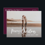 Cartão Postal De Festividades Moderno mínimo 1 foto burgundy no Natal<br><div class="desc">Orçamento Feliz Natal moderno 1 foto de cartão de Natal. Design de Natal moderno e branco. Script de texto com uma borda moderna. Mão pintada de bolinhas escondido para trás. Altere a cor do backer para personalizar.</div>