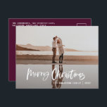 Cartão Postal De Festividades Moderno mínimo 1 foto burgundy no Natal<br><div class="desc">Orçamento Feliz Natal moderno 1 foto de cartão de Natal. Design de Natal moderno e branco. Script de texto com uma borda moderna. Mão pintada de bolinhas escondido para trás. Altere a cor do backer para personalizar.</div>