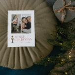 Cartão Postal De Festividades Moderno Nutcracker Feliz Natal 2 Foto<br><div class="desc">Tem certeza de espalhar a alegria do feriado com o Cartaz de Natal do Moderno Nutcracker Feliz Natal 2 Foto Tipografia! Este cartão-postal é perfeito para enviar aos entes queridos desejos de férias alegres. A tipografia festiva na burgundy sobressai no cartão e é acentuada por um pirata de aquarela, fazer...</div>