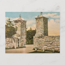 Cartão Postal De Festividades Na estrada Com o Portão da Cidade Velha