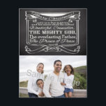 Cartão Postal De Festividades Natal da Escritura de Chalkboard<br><div class="desc">Personalize este item Verso da Bíblia de Natal com Escritura de Passagem de Isaiah 9:6... até nós um Filho é dado: e seu nome será chamado Maravilhoso, Conselheiro, O DEUS MELHOR, O Pai eterno, O Príncipe da Paz. ~Isaiah 9:6 cinzas escuras e quadro negro com gráfico de texto branco faz...</div>
