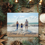 Cartão Postal De Festividades Natal da praia costeira da família<br><div class="desc">Espalhe a alegria costeira nesta temporada com o nosso Cartão postal de Natal de Festa Costeira Familiar, com um design de "Seas and Saudações" fantástico! Perfeito para mostrar sua foto favorita de praia da família, este cartão-postal captura a alegria de um Natal litorâneo com seu estilo inspirado no oceano. Esteja...</div>