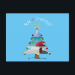 Cartão Postal De Festividades Natal da Praia da Foto do Funny Seas e Saudações<br><div class="desc">Deseje-lhes Seasons Saudações nesta temporada de festas com este cartão de Natal engraçado e bonito azul de praia com as saudações, "Seas & Saudações" em forma de arquivo com uma praia branca de areia, guarda-chuva de praia vermelha e dentro de paisagem de uma árvore de Natal esbranquiçada! A Dentro do...</div>