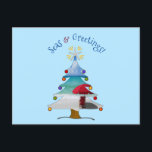 Cartão Postal De Festividades Natal da praia de fotos dos mares e saudações<br><div class="desc">Deseje-lhes Seasons Saudações nesta temporada de festas com este cartão de Natal engraçado e bonito azul de praia com as saudações, "Seas & Saudações" em forma de arquivo com uma praia branca de areia, guarda-chuva de praia vermelha e dentro de paisagem de uma árvore de Natal esbranquiçada! A Dentro do...</div>