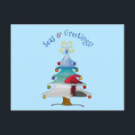 Cartão Postal De Festividades Natal da praia de fotos dos mares e saudações<br><div class="desc">Deseje-lhes Seasons Saudações nesta temporada de festas com este cartão de Natal engraçado e bonito azul de praia com as saudações, "Seas & Saudações" em forma de arquivo com uma praia branca de areia, guarda-chuva de praia vermelha e dentro de paisagem de uma árvore de Natal esbranquiçada! A Dentro do...</div>