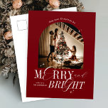 Cartão Postal De Festividades Natal do Script Elegante Vermelho feliz e Brilho<br><div class="desc">Cartão de feliz de design e fotografia brilhante em vermelho festivo e branco com fontes de script elegantes. Este design de cartão de Natal totalmente editável inclui espaço para uma foto, seu nome e espaço para adicionar sua mensagem personalizada. Torne esta estação de festas de festas de tendências muito especial...</div>
