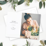 Cartão Postal De Festividades Natal Simples Elegante | Foto mínima moderna<br><div class="desc">Um cartão postal de na moda mínimo com fotografia, com a tipografia clássica "Feliz Natal", a preto, sobre um fundo branco minimalista e limpo. A foto, o cartões de natal e o texto podem ser facilmente personalizados para um toque pessoal. Um design de natal simples, minimalista e contemporâneo para destacar...</div>