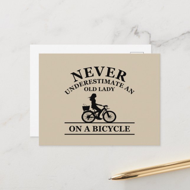 Cartão Postal De Festividades Nunca subestime uma senhora velha de bicicleta (Frente/Verso In Situ)