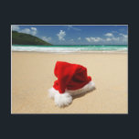 Cartão Postal De Festividades O chapéu do papai noel em uma praia tropical<br><div class="desc">Natal tropical</div>