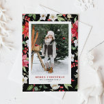 Cartão Postal De Festividades Padrão Floral de inverno Foto de Natal Preto<br><div class="desc">Feliz Natal! Dê cartões de natal quentes à sua família e amigos com este cartão postal de Natal com fotos personalizável. Apresenta um padrão botânico de cor aquosa de poinsettia vermelha, winterberry, sagrada, papagaio e sotaque verde. Personalize este cartão postal natalino de aquarela adicionando seus próprios detalhes. Este cartão postal...</div>