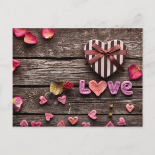Cartão Postal De Festividades Palavra Amor com presente do Dia dos Namorados em 