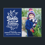 Cartão Postal De Festividades Papai Noel está vindo ao Natal<br><div class="desc">Mostre sua foto favorita da família neste cartão postal de Natal que celebra Papais noeis com chegada iminente! O fundo azul marinho mostra um design tipográfico que soletra Papai Noel está vindo para a cidade. A modelo inclui um lugar para o seu desejo e nomes de feriados. Você também pode...</div>