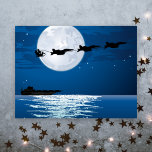 Cartão Postal De Festividades Papais noeis e Super Hornets F/A-18 Jets Natal<br><div class="desc">Este cartão postal de Natal patriótico e militar apresenta o Pai Natal e o seu trenó puxados por uma equipe de jatos F/A-18F Super Hornet. Eles estão voando sobre um porta-aviões em frente a uma lua de cheio. Saudações - "Desejar-te um Feliz Natal e um Feliz ano novo". - A...</div>