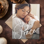 Cartão Postal De Festividades Paz | Script Elegante e Natal de Foto<br><div class="desc">Este elegante cartão de Natal diz "Paz" na caligrafia moderna. Adicione sua foto favorita da família e uma mensagem ao fundo.</div>