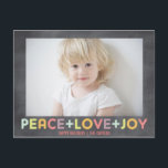 CARTÃO POSTAL DE FESTIVIDADES PEACE AMVE JOY CHALKBOARD FOTO<br><div class="desc">Celebrar a temporada com este cartão com fotos temático "Joy Peace and Love" simples e eterno com tipografia pontilhada em tons pastéis (verde, amarelo, laranja, azul claro, rosa, lilás, roxo) sobre um simples fundo de quadro de carvão (removível) Um lindo, mas amigável em termos de orçamento, cartão de saudação de...</div>