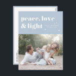 Cartão Postal De Festividades Peace Love and Light Blue Hanukkah Photo<br><div class="desc">Paz, amor e luz. | Mande suas saudações de Chanucá para a família e amigos com este cartão-postal de Chanucá personalizável. Apresenta tipografia retrógrada. Personalize este cartão postal do Hanukkah com os seus detalhes. Este cartão postal personalizado do Chanucá está disponível em outras cores e estoque de papelão. Itens correspondentes...</div>