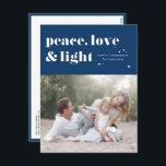Cartão Postal De Festividades Peace Love and Light Marinho Blue Hanukkah Photo<br><div class="desc">Paz, amor e luz. | Mande suas saudações de Chanucá para a família e amigos com este cartão-postal de Chanucá personalizável. Apresenta tipografia retrógrada. Personalize este cartão postal do Hanukkah com os seus detalhes. Este cartão postal personalizado do Chanucá está disponível em outras cores e estoque de papelão. Itens correspondentes...</div>