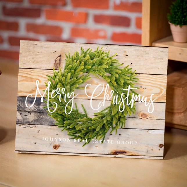 Cartão Postal De Festividades Pine Wreath na madeira | Feliz Natal Saudação (Criador carregado)
