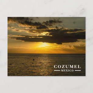 Cartão Postal De Festividades Pôr do sol dourado no oceano em Cozumel México