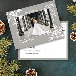 Cartão Postal De Festividades Primeiro Natal como Sr. e Sra. Floco de Neve Cinza