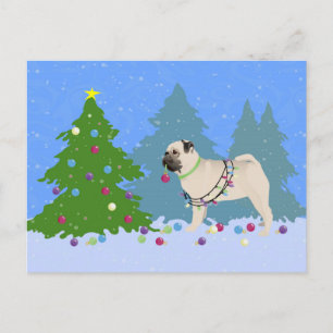 Cartão Postal De Festividades Pug decorando uma Árvore de Natal na floresta