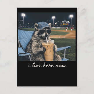 Cartão Postal De Festividades Raccoon I Live Here Now Shirt Raccoon Drinking Ice