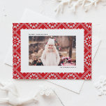 Cartão Postal De Festividades Red Fair Isle Winter Knit Foto Natal<br><div class="desc">Envie desejos de férias calorosos embrulhados em um design confortável e festivo com este Cartão-postal de Natal Fotográfico, com um agradável fundo de tricô de Fair Isle. A intrincada design evoca o conforto do calor do inverno e da alegria de férias. Este cartão postal de Natal com fotos personalizável oferece...</div>