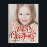 Cartão Postal De Festividades Red Modern Calliografia Feliz Foto de Natal<br><div class="desc">Feliz Natal! Envie sua mensagem de Natal festiva para a família e amigos com este cartão postal de fotos de Natal personalizável. Apresenta uma caligrafia branca moderna. Personalize adicionando uma foto, nomes, ano e outros detalhes. Este cartão-postal de Natal com letra de mão está disponível em outros estoques de cartão....</div>