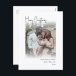 Cartão Postal De Festividades Retenção de Fotos Vertical Desbotadas do Script de<br><div class="desc">Este moderno roteiro de Natal, vertical, desbotado, postal de feriado é perfeito para seu chique minimalista, preto e branco. A caligrafia manuscrita branca é delicada e rústica enquanto permanece elegante e elegante. A design reflete um simples dia de inverno todo-branco e evoca memórias de uma vida mais simplista. Você descobrirá...</div>