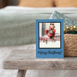 Cartão Postal De Festividades Retro Winter Baby Boy Steps Blue Frente Christmas<br><div class="desc">Esta Vintage Pensou no Título Preto de Natal, Fundo Azul e Cartão-Postal de Férias Brancas com Bebê-Rapaz sentado fora de degraus em macacos vermelhos com a saudação de Natal "Feliz Natal" será perfeita para os seus cartões de natal. Você também pode encontrar outras designs nesse estilo na minha loja Zazzle....</div>