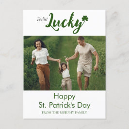 Cartão Postal De Festividades Rua de shamrock com sorte minimalista. Foto do dia
