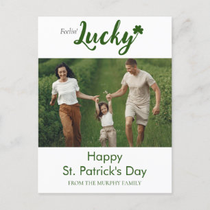 Cartão Postal De Festividades Rua de shamrock com sorte minimalista. Foto do dia