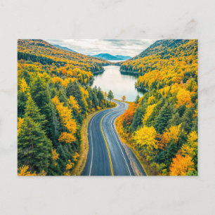 Cartão Postal De Festividades Ruas Através da Paisagem de Verão Indiana com Lago