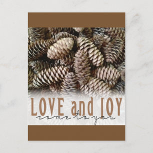 Cartão Postal De Festividades Rustic Holiday Love and Joy Pine Cone