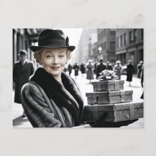 Cartão Postal De Festividades Senhora Retro na Rua Ocupada com Presentes