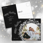 Cartão Postal De Festividades Silver Stars Foto Feliz Natal Preto<br><div class="desc">Estrelas prateadas cintilantes, círculos e pontos em preto à volta da sua foto favorita com os seus nomes e saudações Feliz de Natal em letras quentes e a sua saudação pessoal na parte de trás destes cartões postais. *USE UMA FOTO HORIZONTAL para obter melhores resultados ou recorte sua foto em...</div>