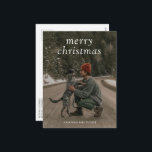 Cartão Postal De Festividades Simples Natal Verde Moderno<br><div class="desc">Cartaz de Natal moderno com "natal alegre" em uma letra serif simples sobre sua foto favorita. O verso tem sua mensagem personalizada em verde-escuro.</div>