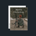 Cartão Postal De Festividades Simples Natal Verde Moderno<br><div class="desc">Cartaz de Natal moderno com "natal alegre" em uma letra serif simples sobre sua foto favorita. O verso tem sua mensagem personalizada em verde-escuro.</div>